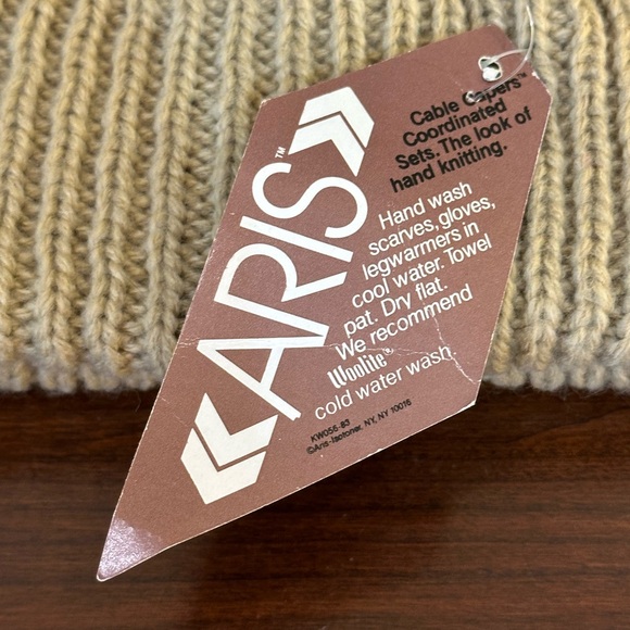 🌟HP🌟VTG 1980s NWT Aris Cable Capers Chunky Tan Acrylic Beanie OSFM - Picture 6 of 11